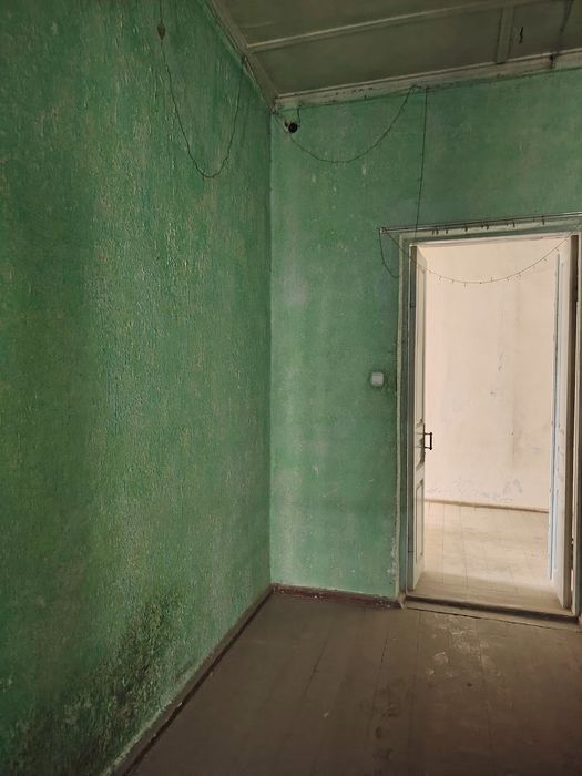 Opshiy dvor lekin adelni qilingan darvozasi bor adelni