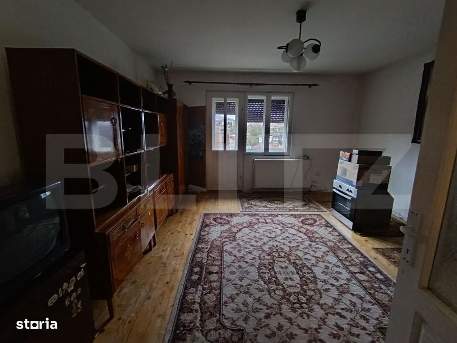 Casa de vanzare/spatiu comercial, cu 4 camere si un teren de 300 mp, c