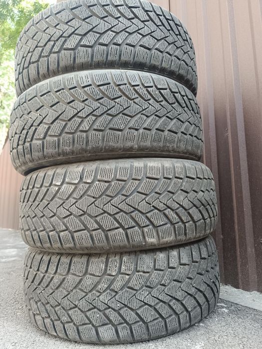Продам зимние шины 215 55 R17
