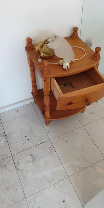 Нощни шкафчета, естествено дърво. В много добро състояние
