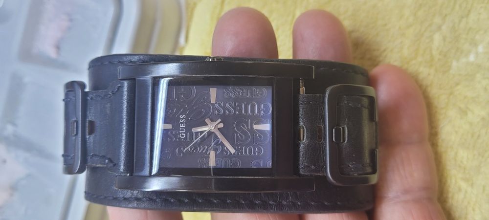 Продаётся  необичные часы GUESS кварц!