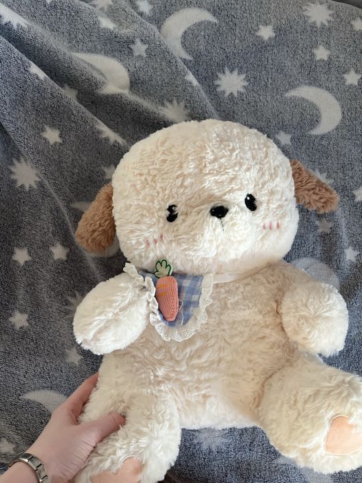 большая игрушка собачка с морковкой в руке