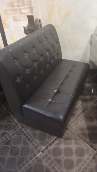 диван кожаный.