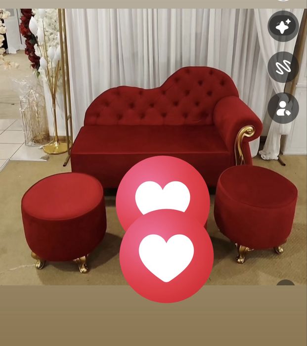 Червен диван с две табуретки