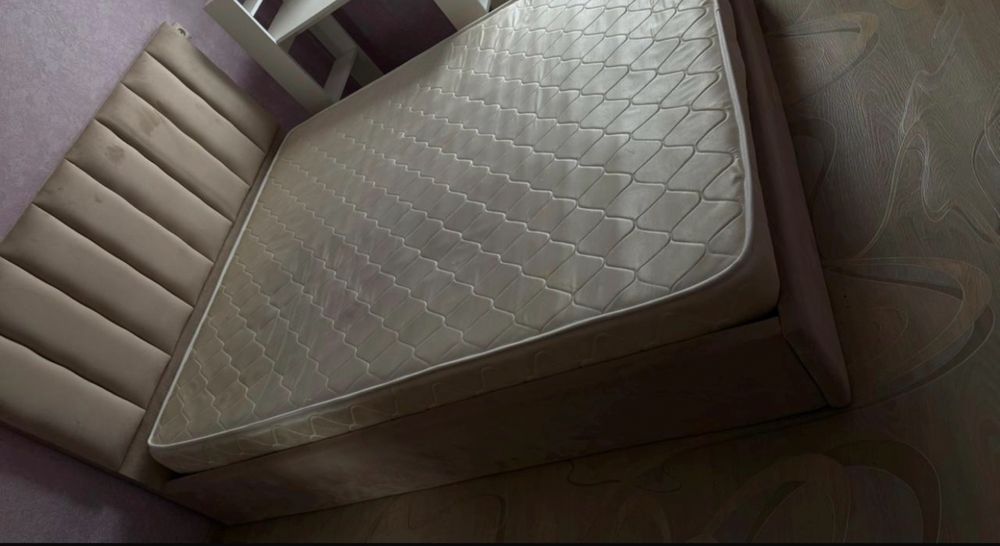 Продам кровать с матрацом