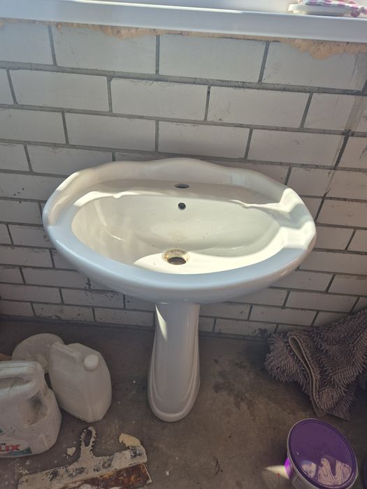 Продам раковину с ножкой