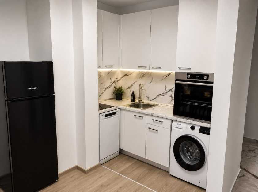 Дава се под наем Тристаен апартамент в София, Център - 96 кв.м за 946.56 € - Снимка #2
