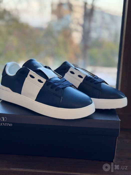 Продажа стильной мужской обуви Valentino.