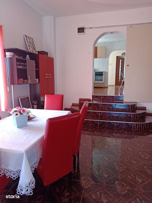 Casă spațioasă cu etaj și teren generos, zona urbană