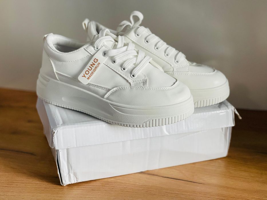 Кроссовки женские