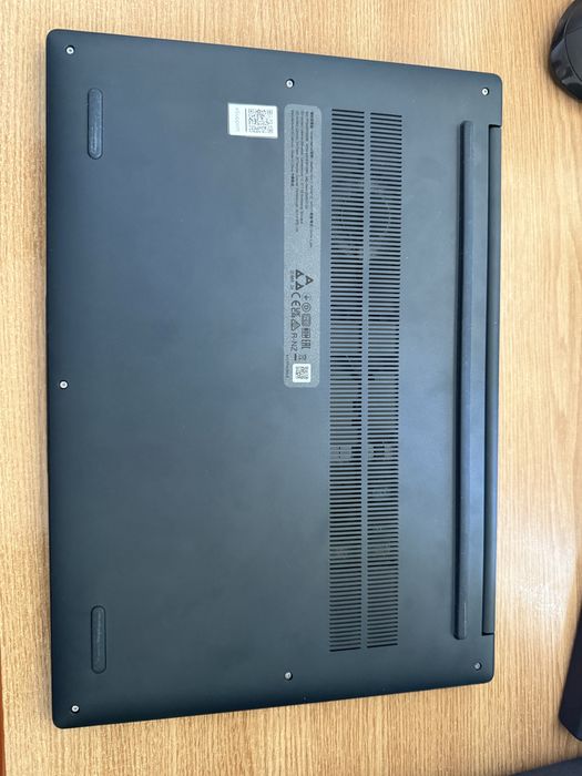 Laptop Lenovo IdeaPad Slim 3 Ryzen 7 8840hs;24 RAM;1 TB SSD
