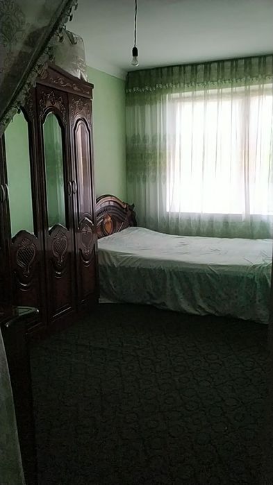 Shahar qoq markazida 3 xonalik uy sotiladi