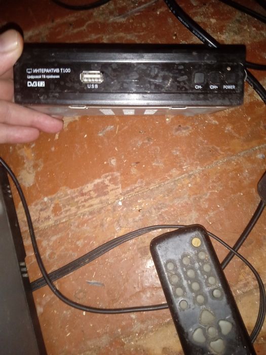 Телевизор и приставка работают