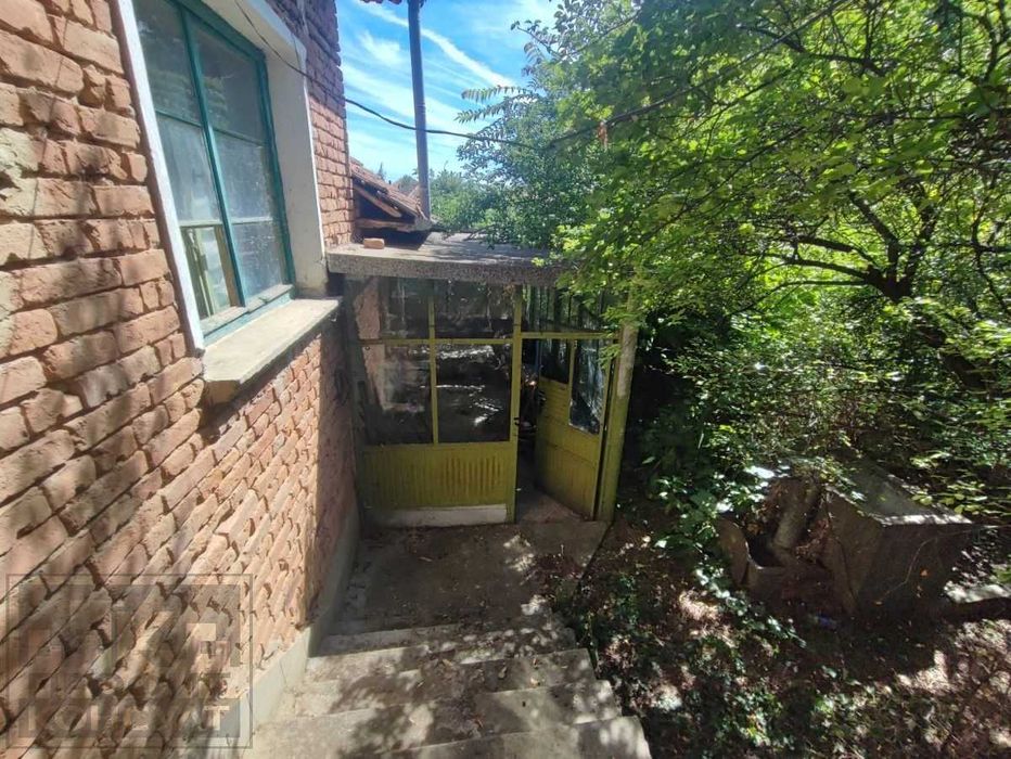 Масивна къща за продажба в с. Овча Могила