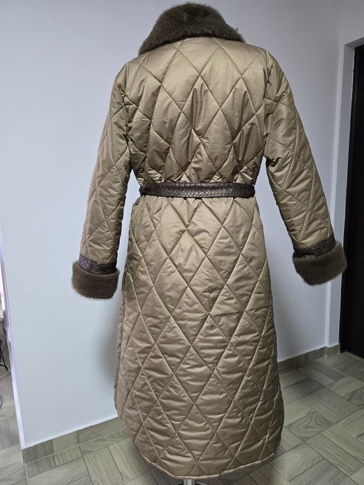 Geaca cu guler si maneci din blana, cordon propriu