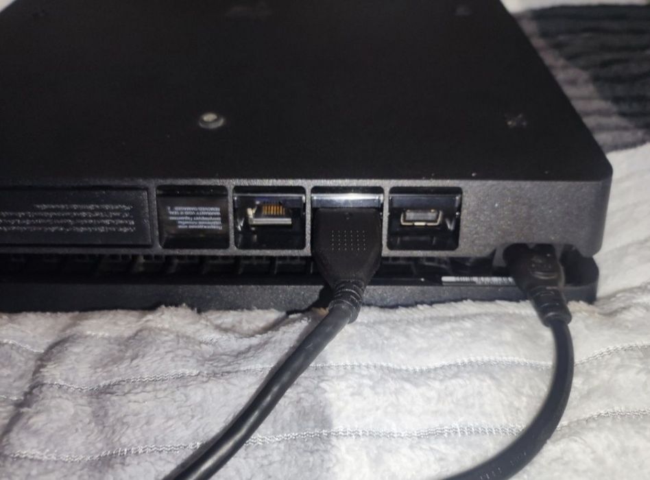 продам SonyPS4 FAT 1TB 6игры+2геймпада