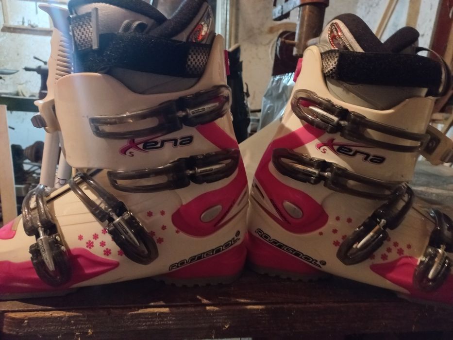 Ски обувки щеки продома