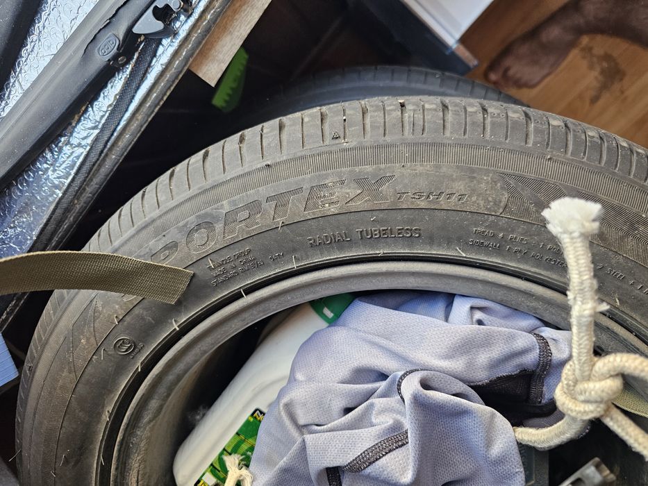 Продам 4 летние шины вместе с титанками