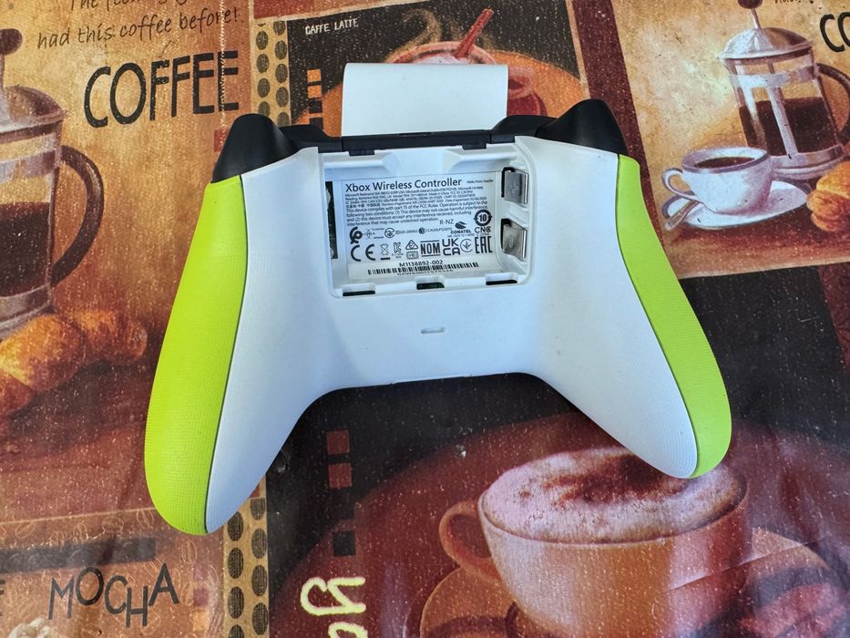 Microsoft Xbox Wireless Controller Electric Volt Безжичен геймпад за XBOX, PC и Android