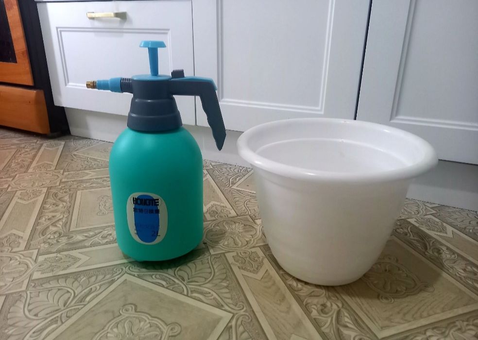 Опрыскиватель + горшок для цветов