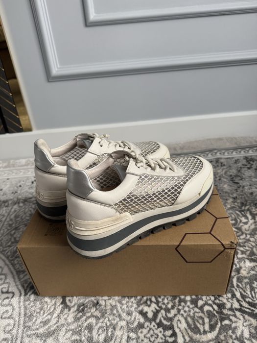 Летние      кроссовка.    кожаный