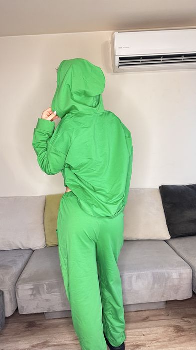 Комплект от долница и горнище в тревисто зелено