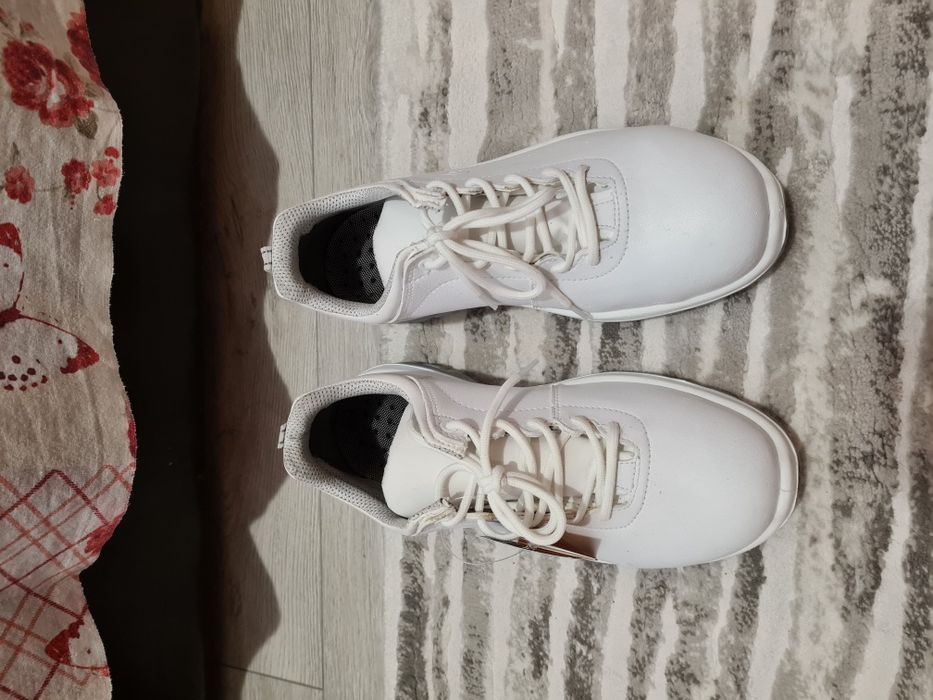 Bocanci cu varf metalic