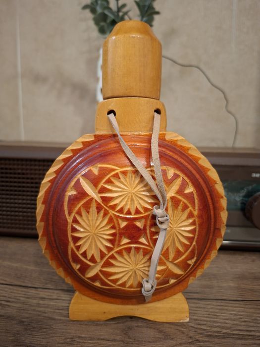 Plosca veche din lemn, cu interior din sticla.  Nu a fost folosita!