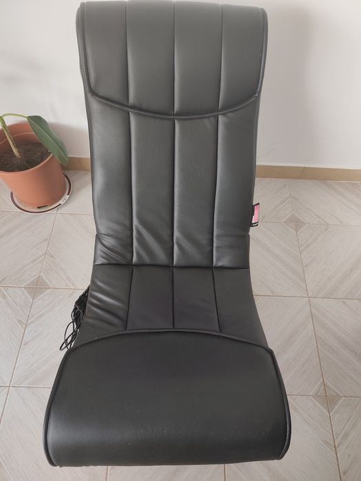 Scaun gaming cu boxe