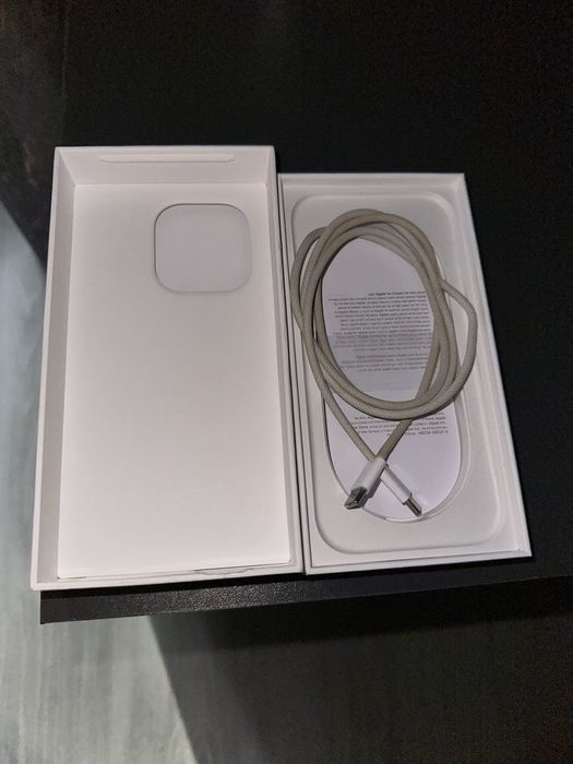 Cutie IPhone 16 pro cu cablu original Full Box
