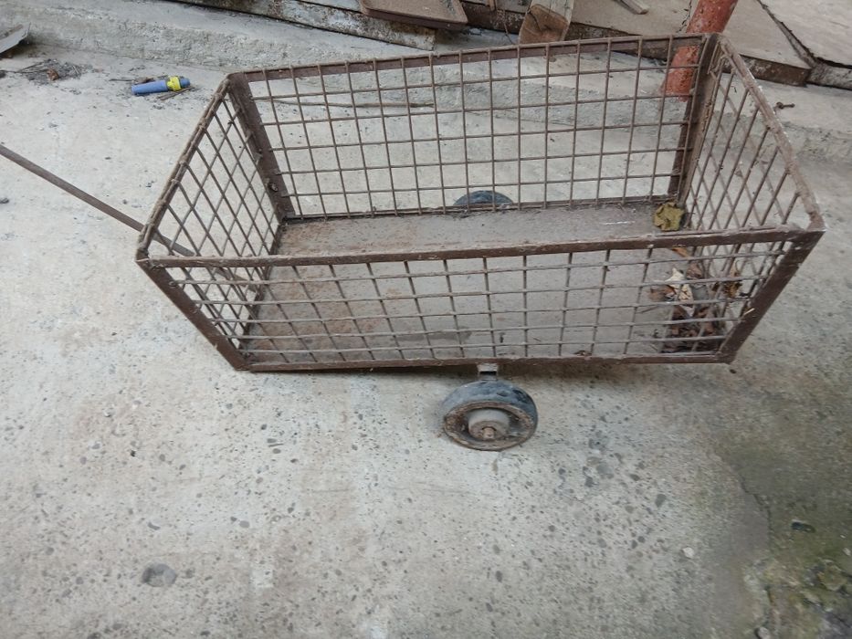 Căruț metalic de grădină