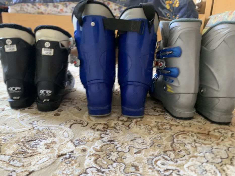 Лыжи и ботинки.