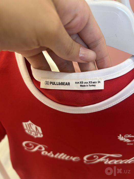 Красная футболка Pull&Bear «Positive Freedom» в спортивном стиле