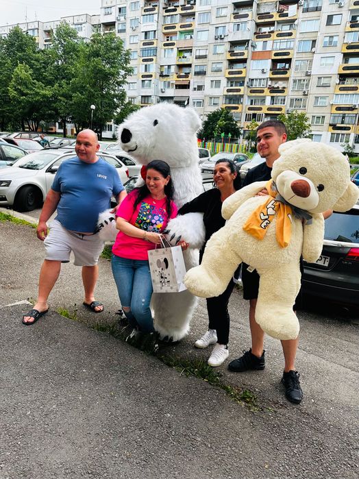 Голяма бяла мечка за вашите тържества.