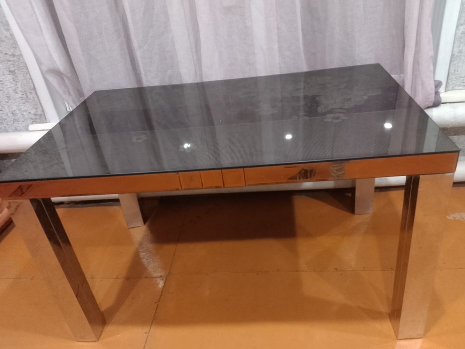 Продам стеклянный стол