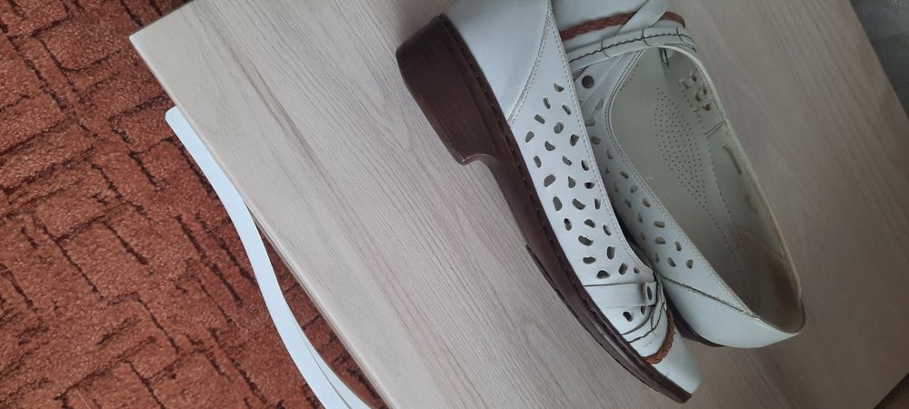 Продам женские туфли