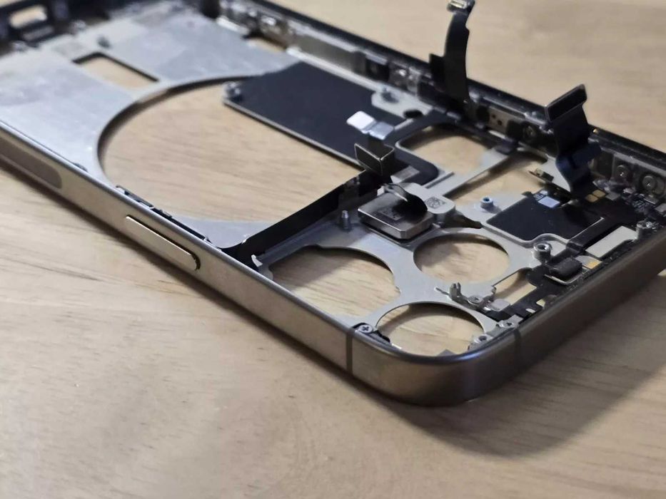 Оригинальный корпус iPhone 15 Pro