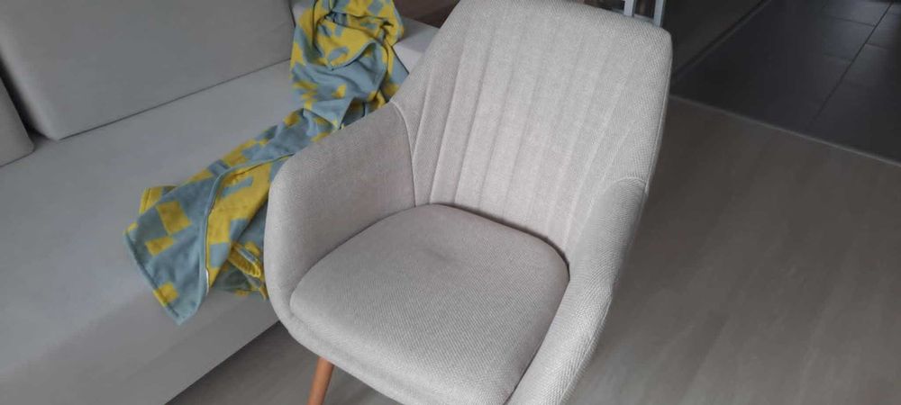 Fotoliu bej / stejar Material textil. Perne din spumă. Picioare din lemn masiv. 66x84x68 cm