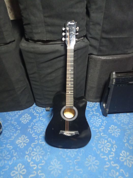 Acoustic gitara sotiladi