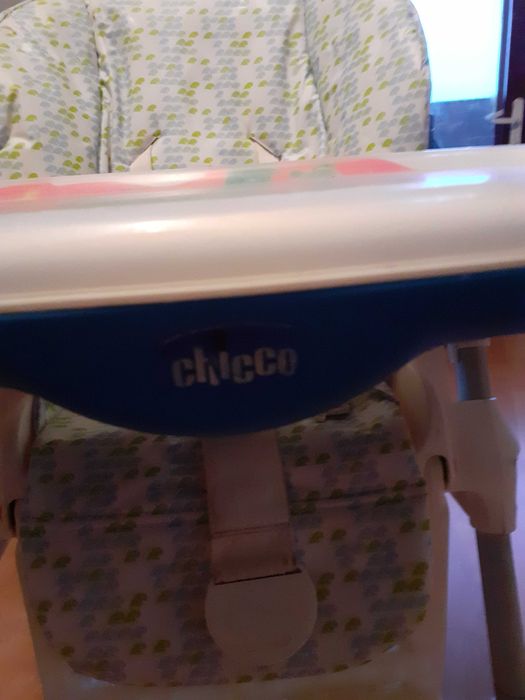 Продавам детскo столче за хранене Чико