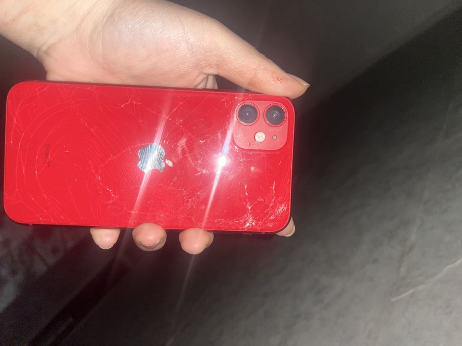 Айфон 11красный,аолностью работает,не лагает,состояние отличное