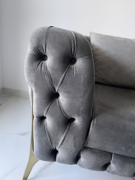 Set Canapea + 2 fotolii model Chesterfield tapitate cu catifea gri pret negociabil (se vand si separat: canapea:2500 lei si fotoliile:1000 lei)
