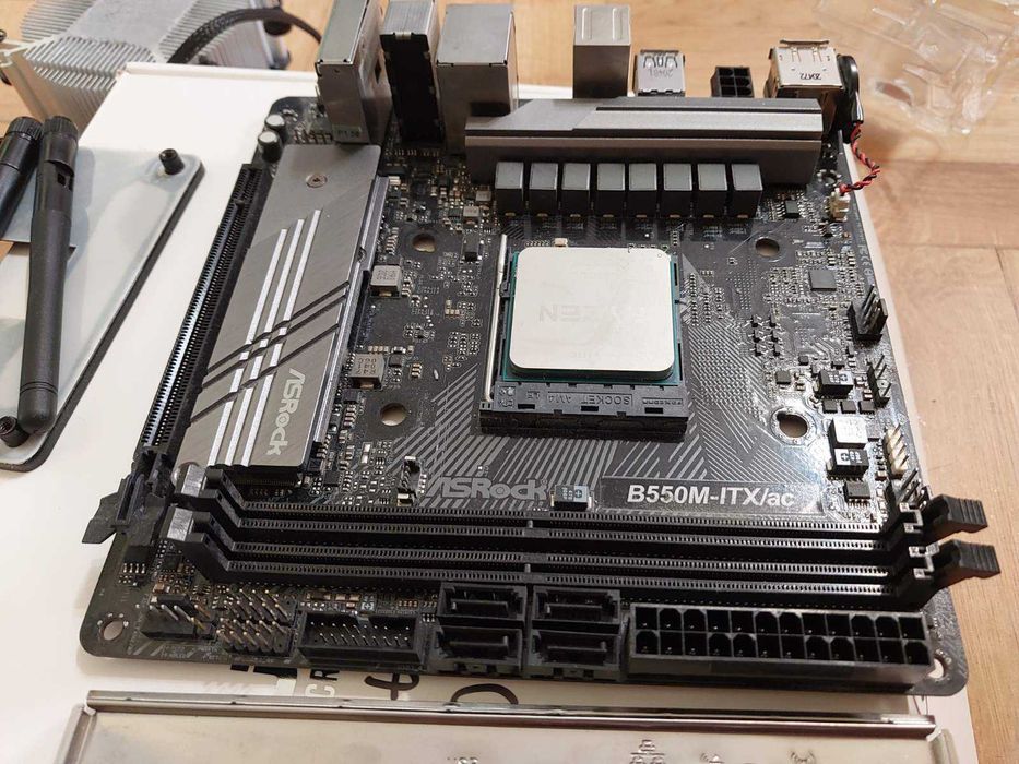 AMD Ryzen 5 5500 + AsRock B550M-ITX/AC Wi-Fi