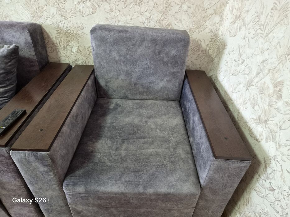 Продам диван с 2-мя креслами