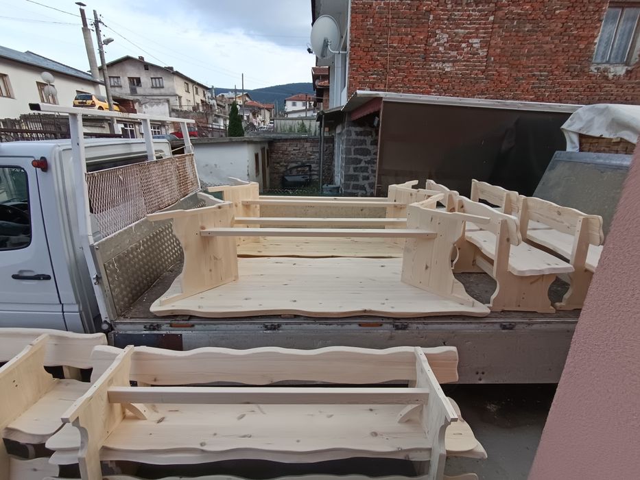 Маси и пейки с жив ръб