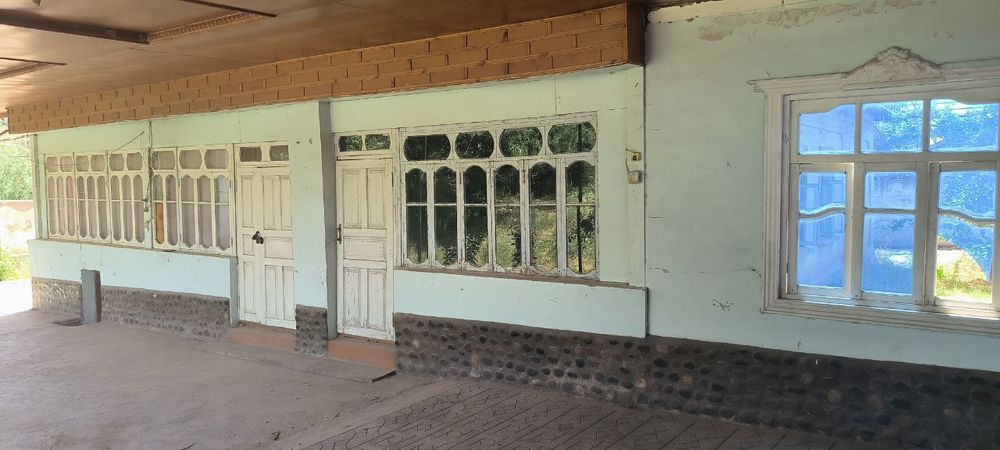 Katta hovli srochni sotiladi