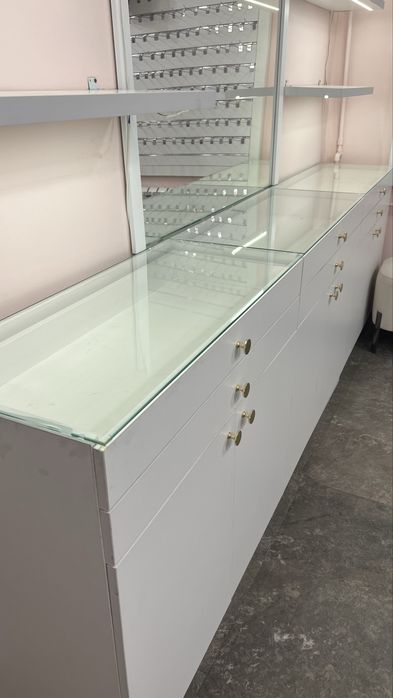 Продается комод в торговый зал