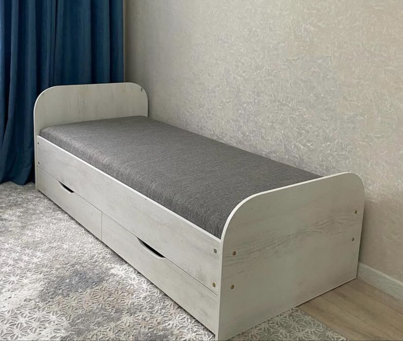 Продам 2 кровати  с матрасом