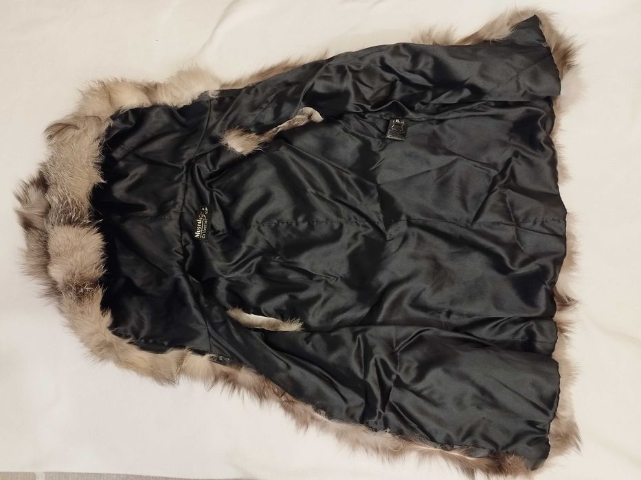 Елегантен елек с качулка от естествена кожа с косъм