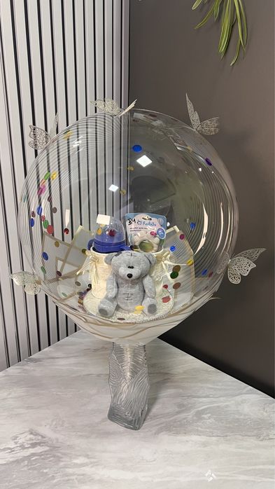 Подарочный шар-сюрприз на рождение ребенка — с одеждой и косметикой